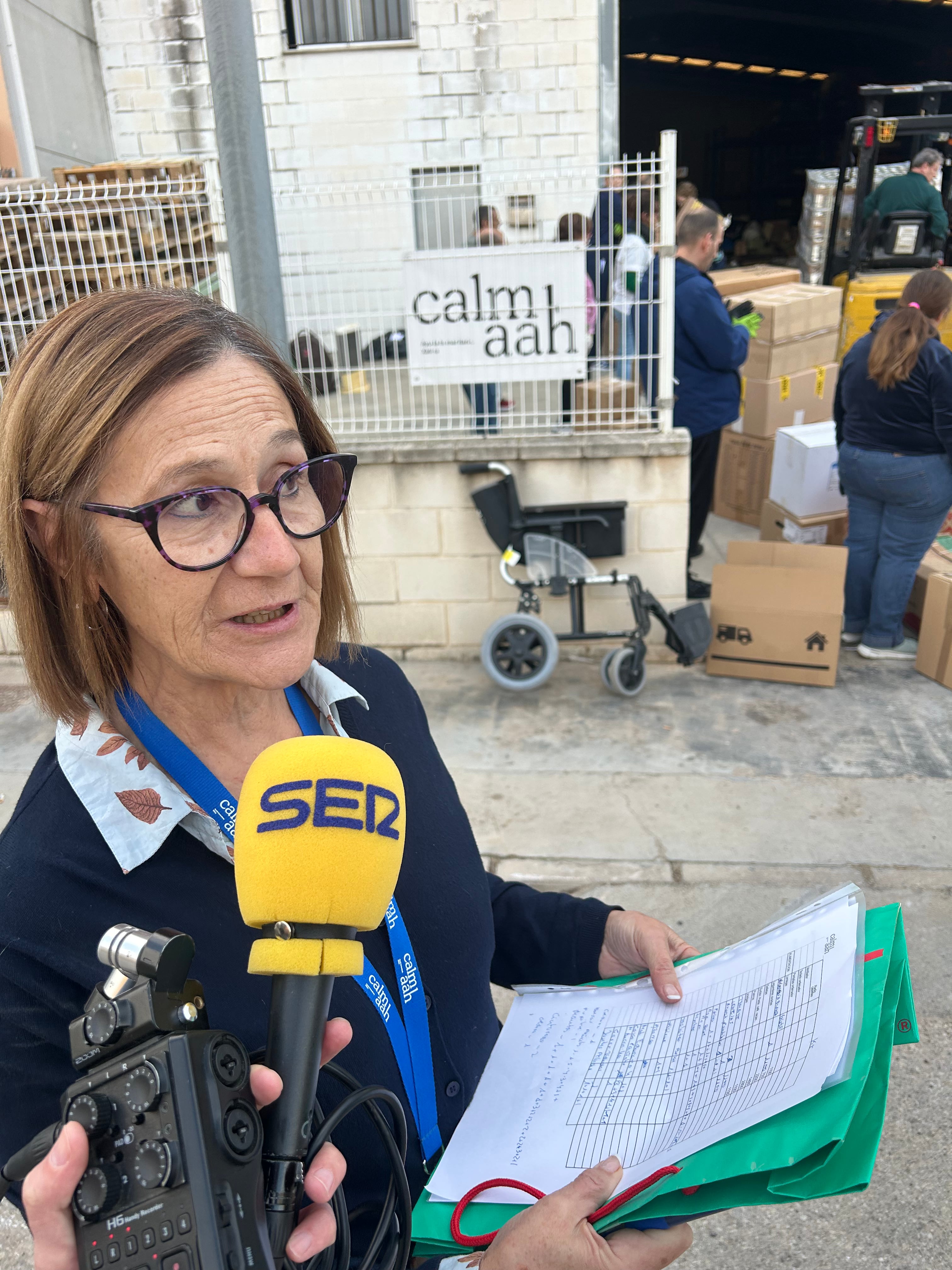 Luz Sánchez, de Calmaah, revisando el inventario. Fuente: Radio Xàtiva Cadena SER