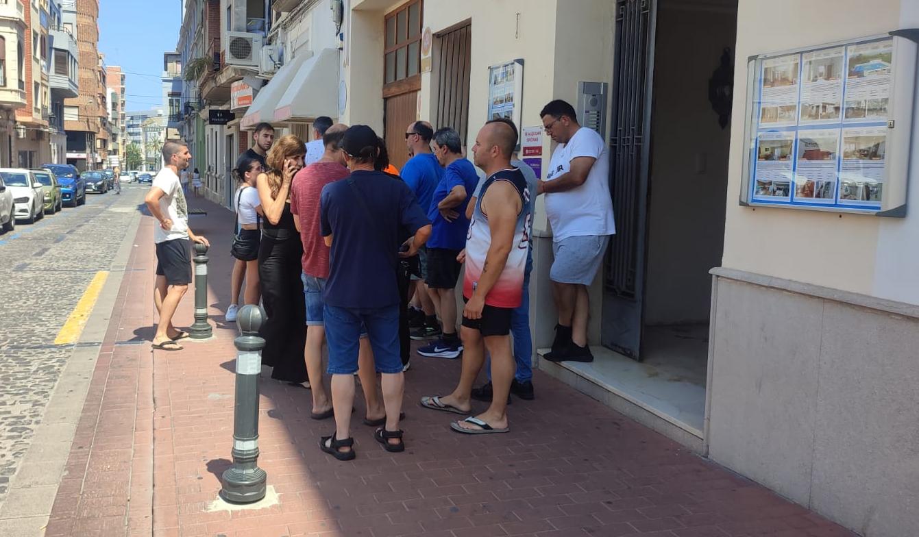 Los trabajadores de FOVASA en el momento que se ha desconvocado la huelga.