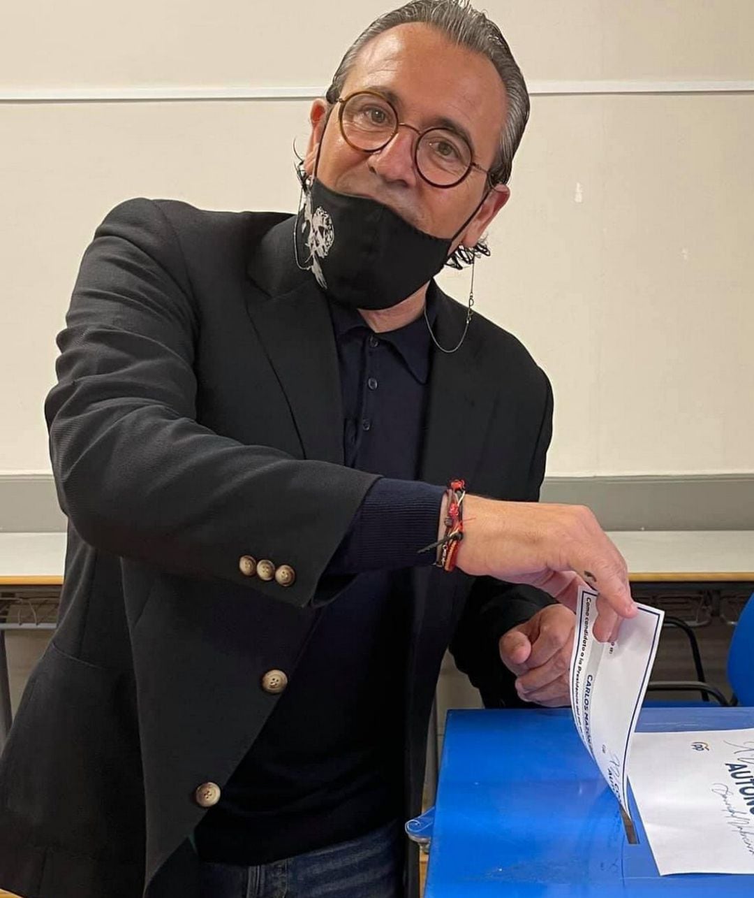 Arturo Torró vota por la candidatura de Carlos Mazón