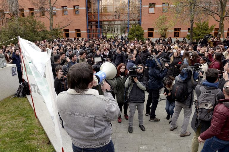 Un grupo de estudiantes de la Universidad Rey Juan Carlos (URJC), convocados por las Asambleas de Estudiantes, protestan tras las supuestas irregularidades del máster de Cifuentes