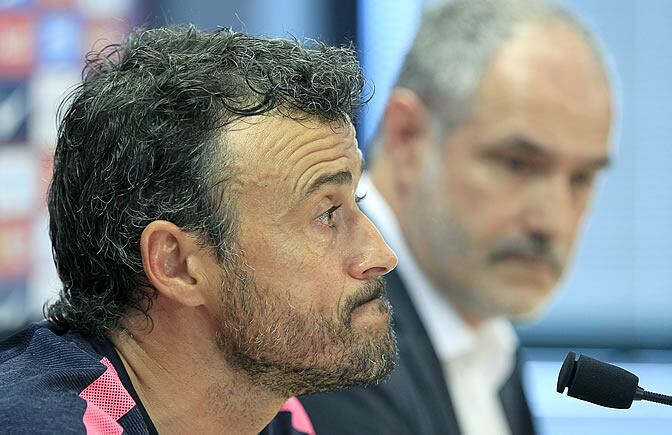 Luis Enrique, junto a Zubizarreta en la sala de prensa