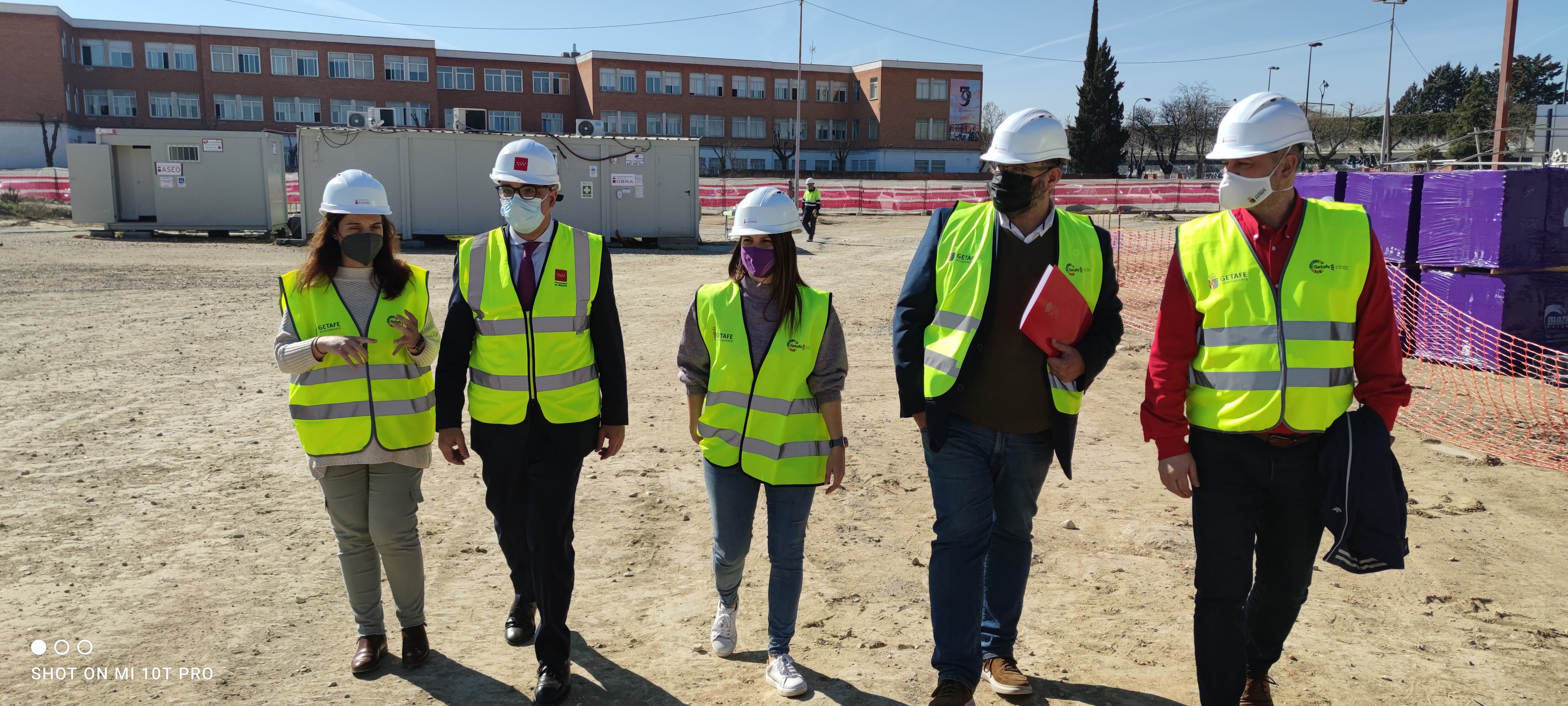 La alcaldesa de Getafe (izquierda) y el consejero de Administración Pública de la Comunidad de Madrid (junto a Hernández)  visitan las obras del Centro Acuático de San Isidro.