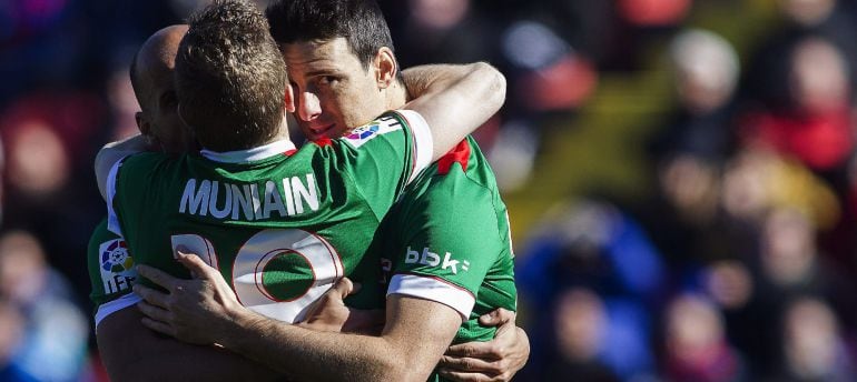 Los jugadores del Athletic de Bilbao Mikel Rico,,detrás, y Muniaín, felicitan a su compañero Aritz Aduriz,d., tras marcar durante el partido de la vigésimo primera jornada de la Liga BBVA que el Levante y Atheltic disputaron hoy en el estadio Ciudad de Va