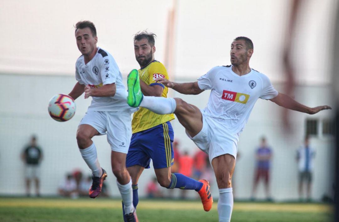 Samuel Llorca, defiende el balón ante Cádiz