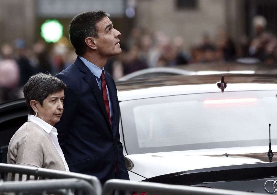 El presidente del Gobierno en funciones, Pedro Sánchez, acompañado por la delegada del Gobierno en Cataluña, Teresa Cunillera (i), a su salida de la Jefatura Superior de Policía de Barcelona, en la Via Laietana, donde se ha reunido con policías y mandos policiales.