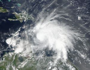 El Huracán Matthew cuando todavía era tormenta tropilar, en esta imagen facilitada por la NASA