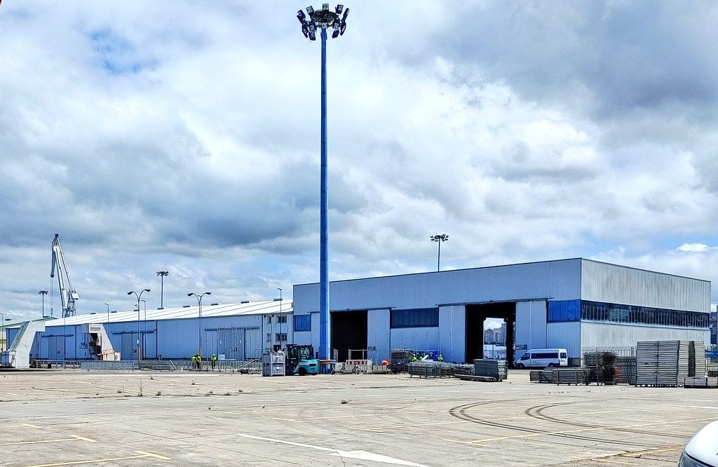 Instalación del escenario en el puerto de A Coruña