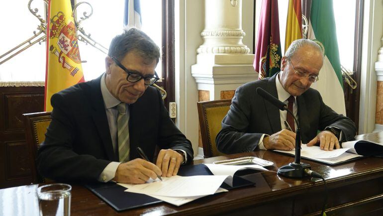 Serge Lasvignes, presidente del Centre Pompidou, y Francisco de la Torres, alcalde de Málaga, este martes