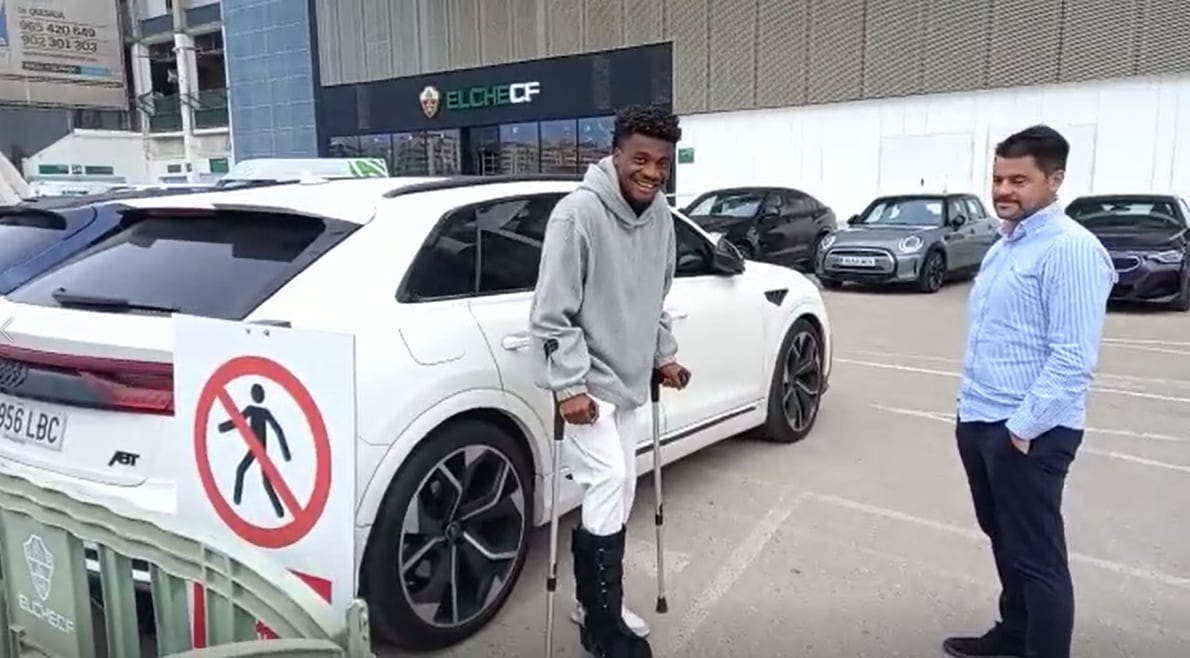 John Donald en el parking del Martínez Valero con la ayuda de unas muletas