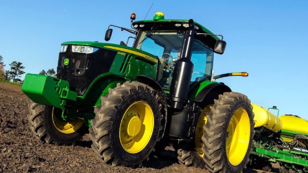 Un tractor realizando labores agrícolas.