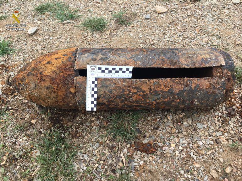 Era projectil d&#039;aviació alemanya de 67cm de llargada i 20cm de diàmetre