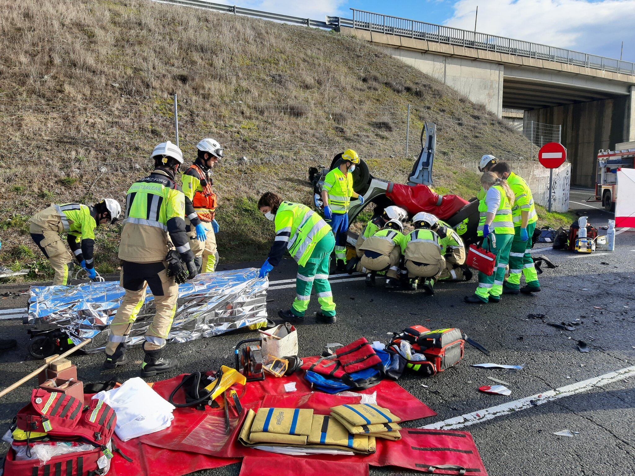 Personal sanitario y bomberos atienden a los heridos del accidente en barrundia (Álava)