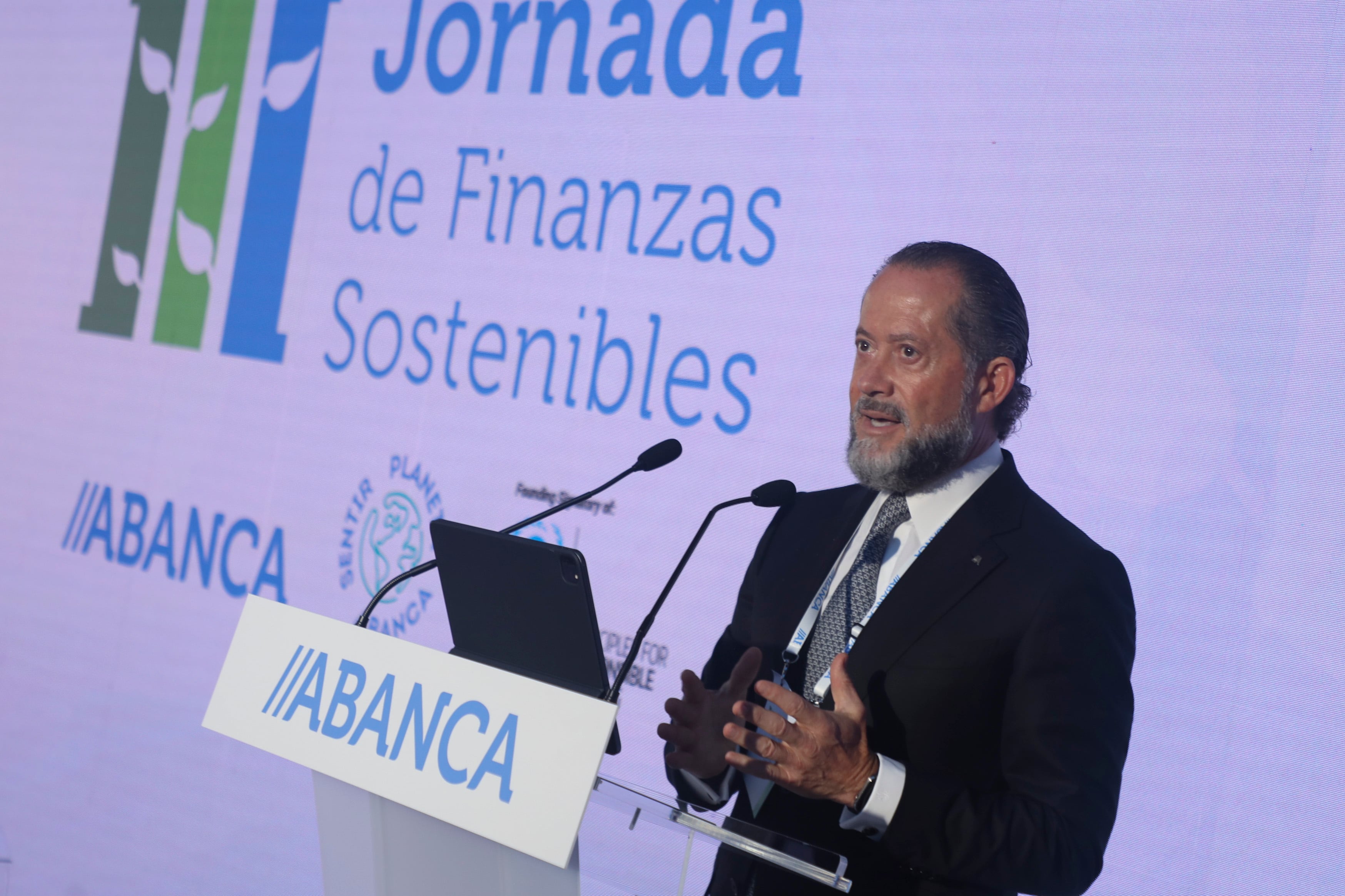 El presidente de ABANCA Juan Carlos Escotet, durante la apertura de la III jornada de Finanzas Sostenibles que se está celebrando en Santiago de Compostela. EFE/Xoán Rey