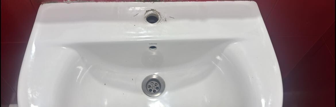 Lavabo del que se han llevado el grifo