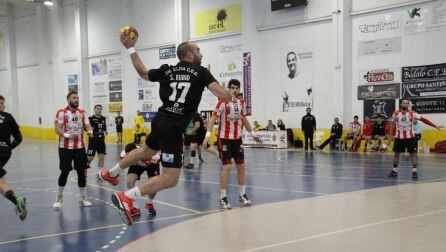 Sergio Rubio lanzando a puerta