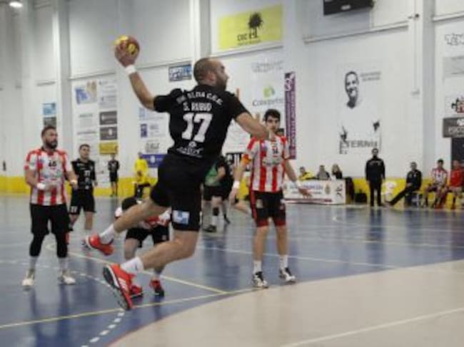 Sergio Rubio lanzando a puerta