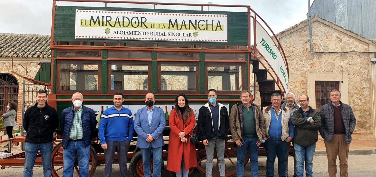 Representantes de la localidad junto al tren turístico en uno de los establecimientos que participan en la ruta