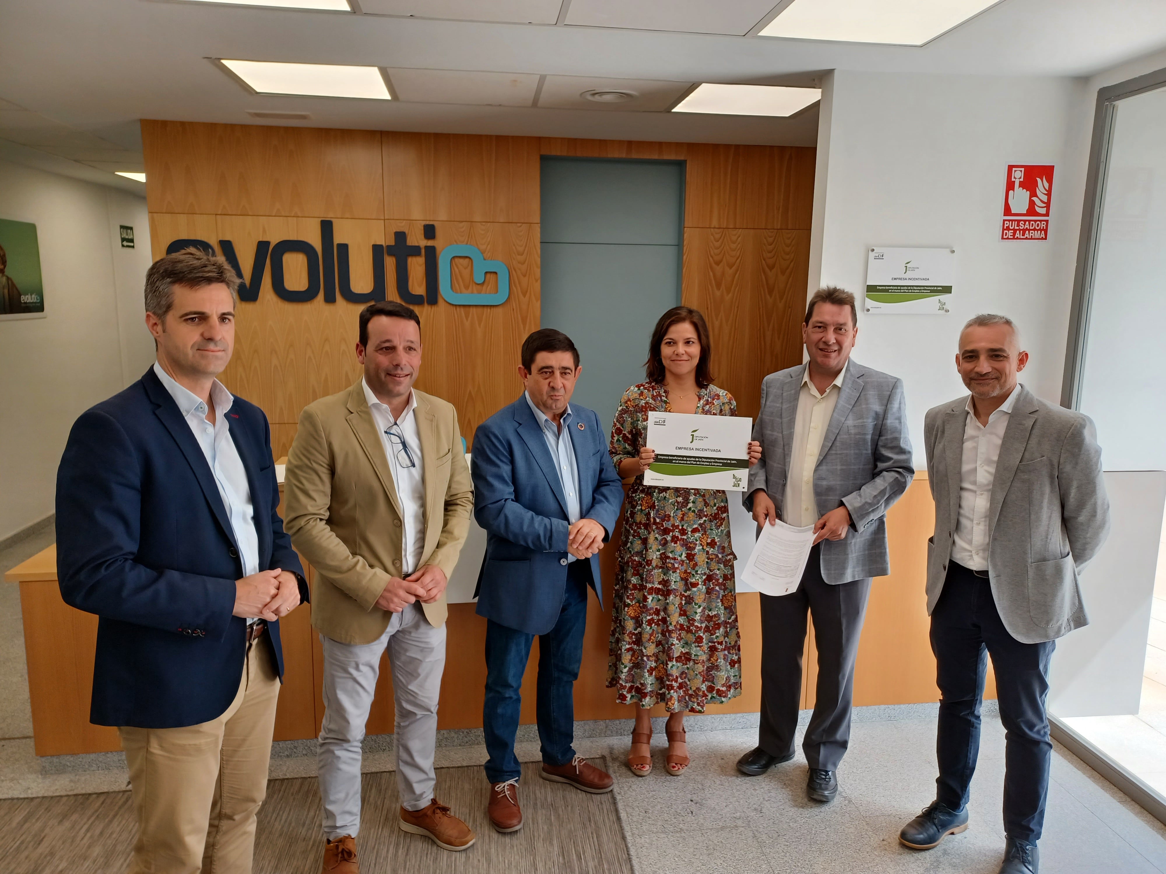 Representantes de Diputación y Ayuntamiento de Linares, en la entrega de una segunda subvención a Evolutio.