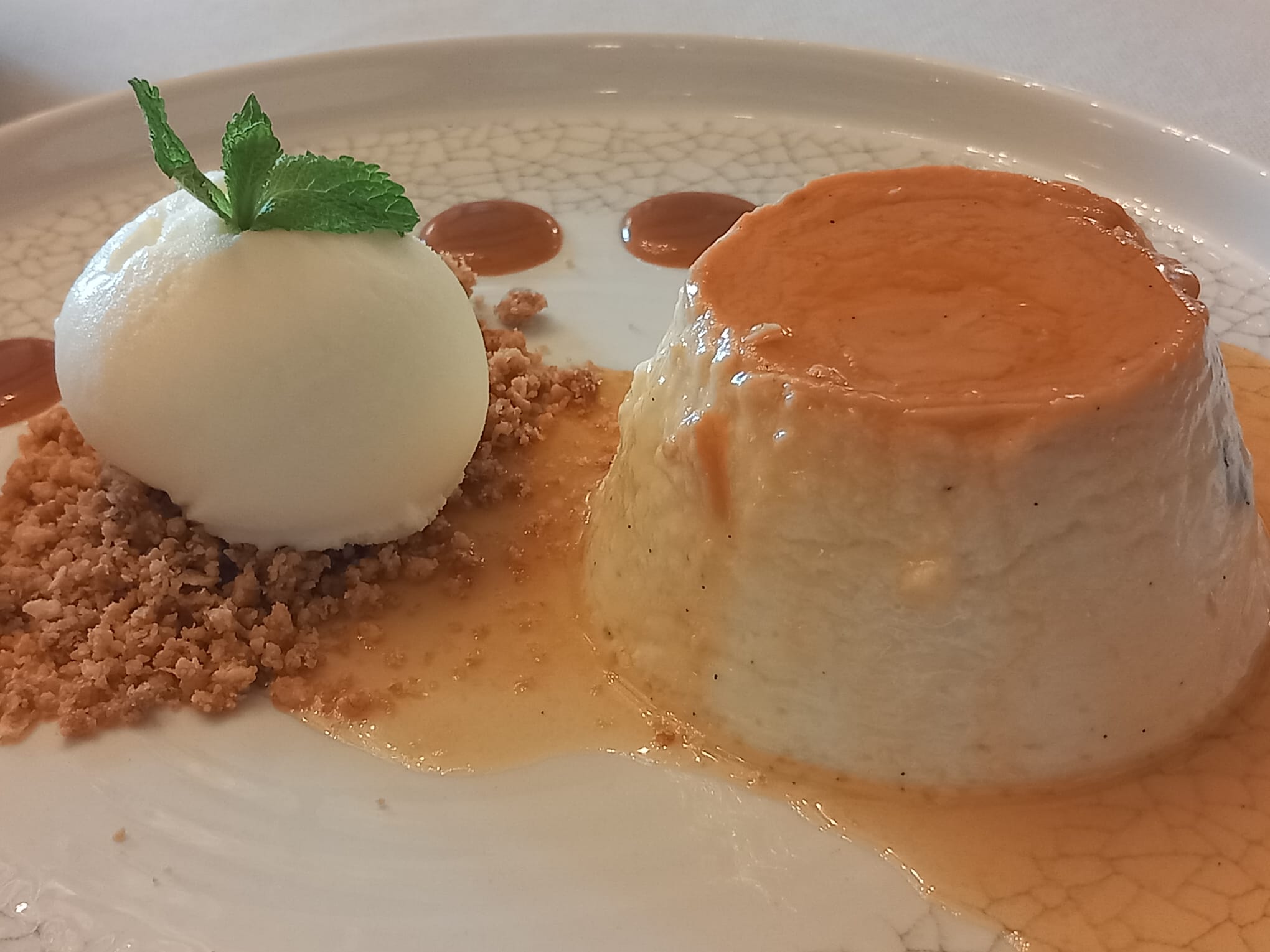 Flan sedoso de vainilla con helado de leche fresca