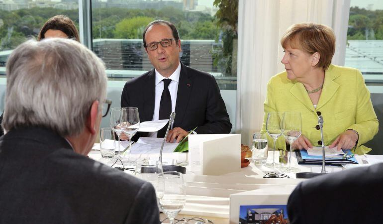 Hollande, Merkel y Juncker durante un almuerzo de trabajo en Berlín