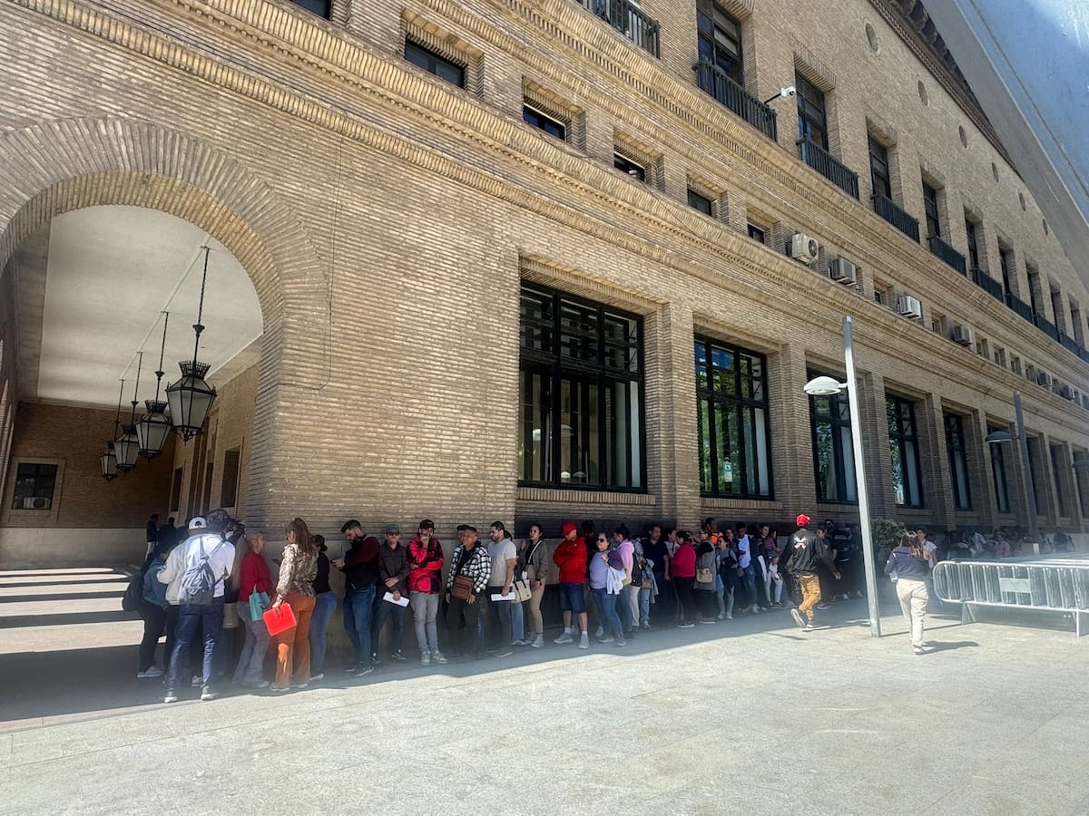 Largas filas de migrantes a las puertas del Ayuntamiento de Zaragoza para solicitar el padrón