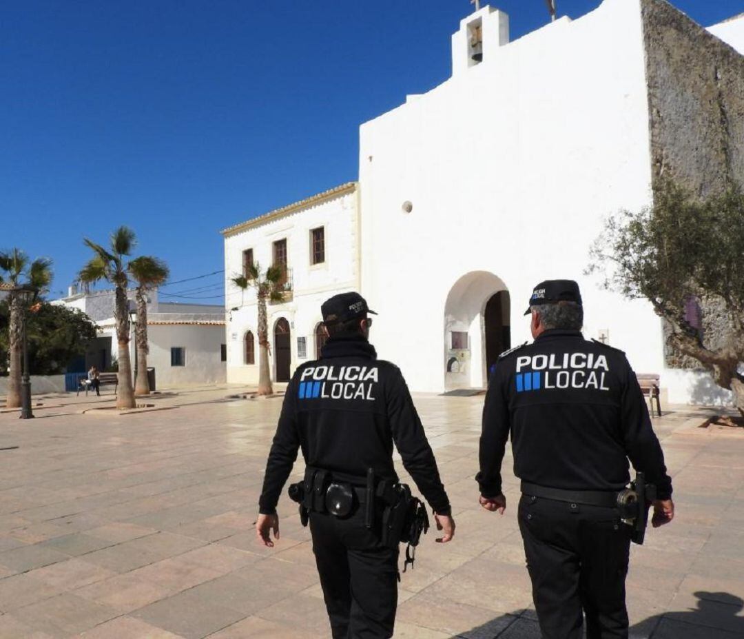 Imagen de dos agentes de la Policía Local de Formentera