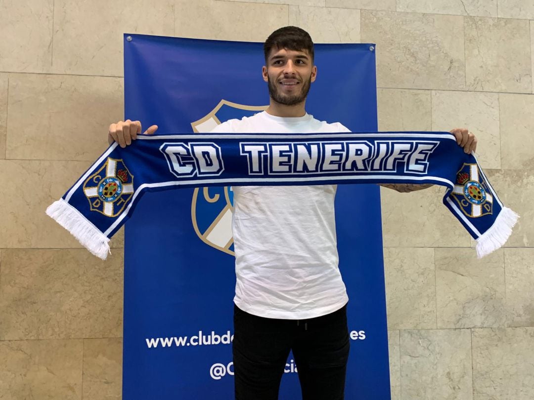 El jugador a su llegada al aeropuerto de Los Rodeos este viernes