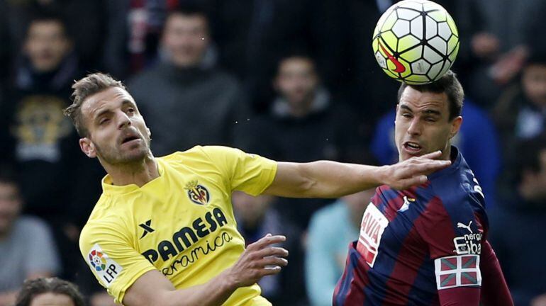 Soldado y Dani García pujan por una balón en Ipurua