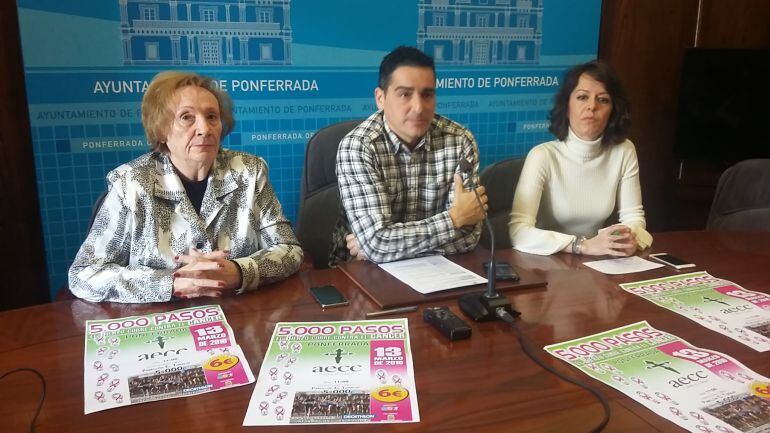 La presidenta de la asociación contra el cáncer,Concepción Blanco,  el concejal de Deportes, Roberto Mendo  y la portavoz de Bierzotriman, Raquel Díez