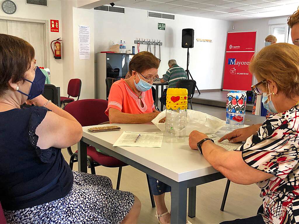 Mayores haciendo actividades dentro de los campamentos de verano de Leganés.