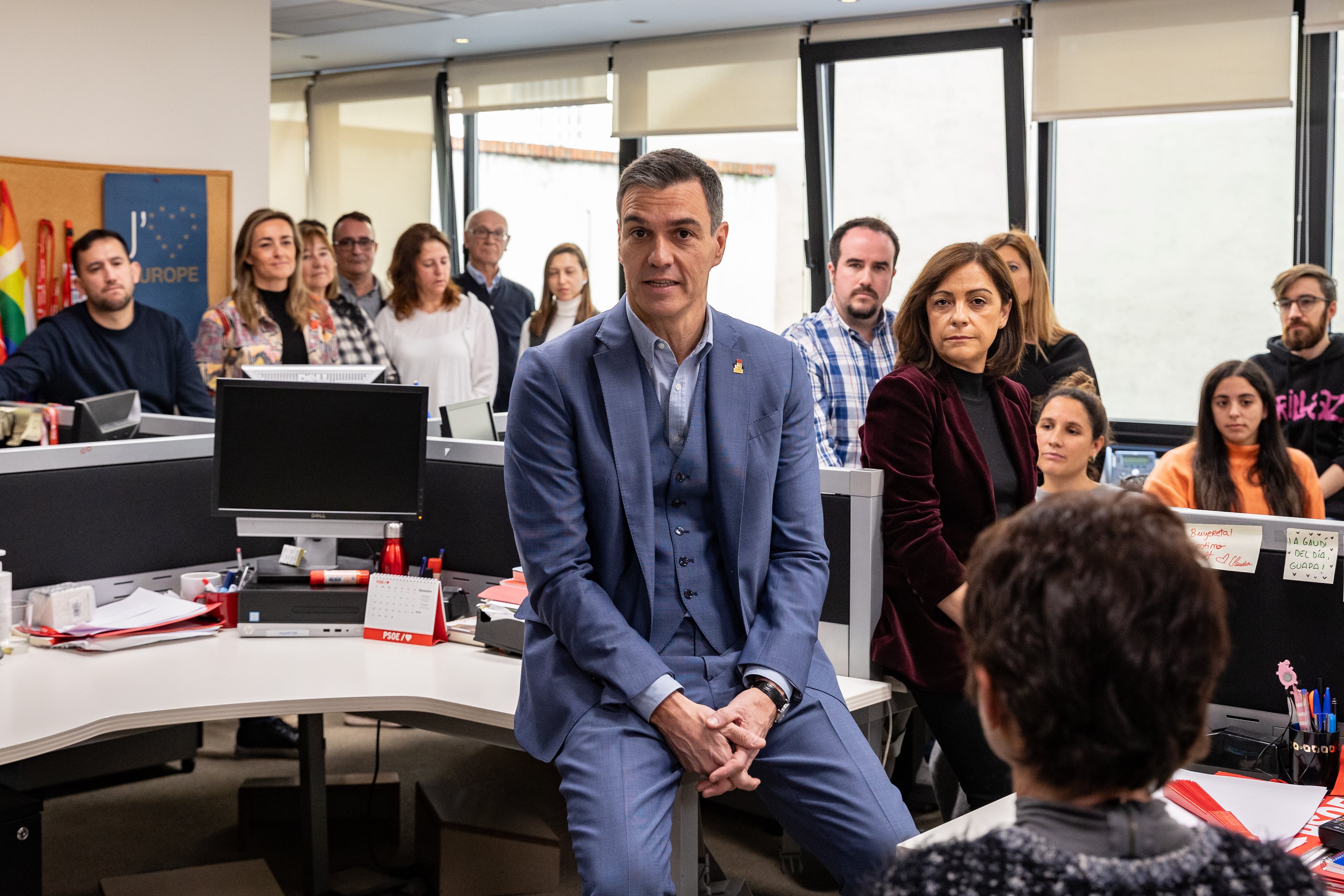 El secretario general del PSOE y presidente del gobierno en funciones, Pedro Sánchez, ha mantenido una reunión con las trabajadoras y trabajadores del PSOE en la sede de Ferraz este miércoles.