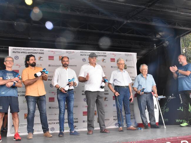 Homenaje del CA Barbastro a los expresidentes, entre ellos Vicente Salanova ( primero por la derecha). Foto: Ruth Zamora/ El Cruzado Aragonés