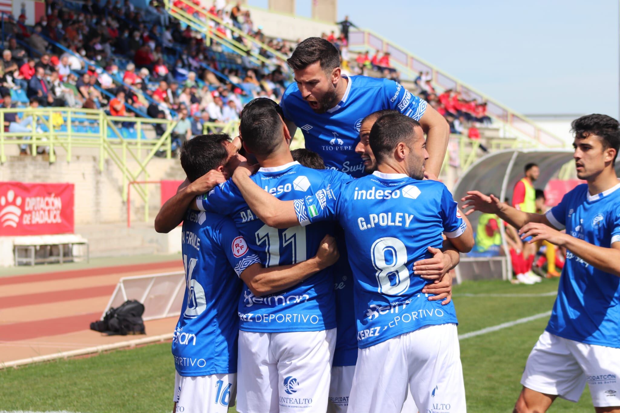 Jugadores del Xerez DFC celebrando uno de los goles ante el Don Benito