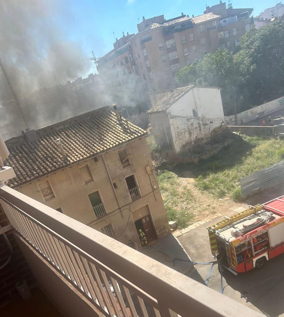 El humo del incendio salía por el tejado de la casa