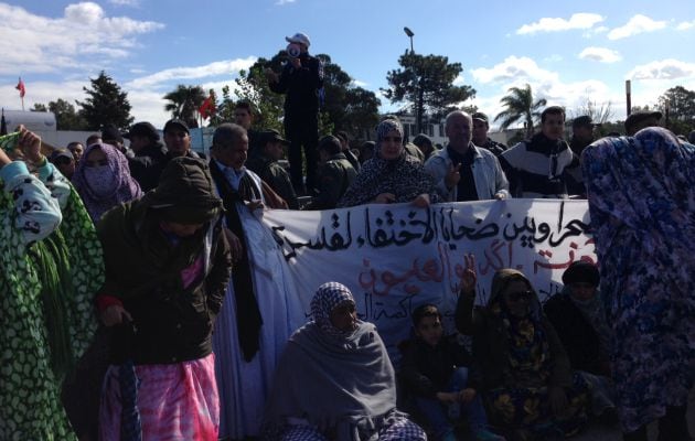 Familiares de los detenidos y activistas saharauis se manifiestan fuera del tribunal.