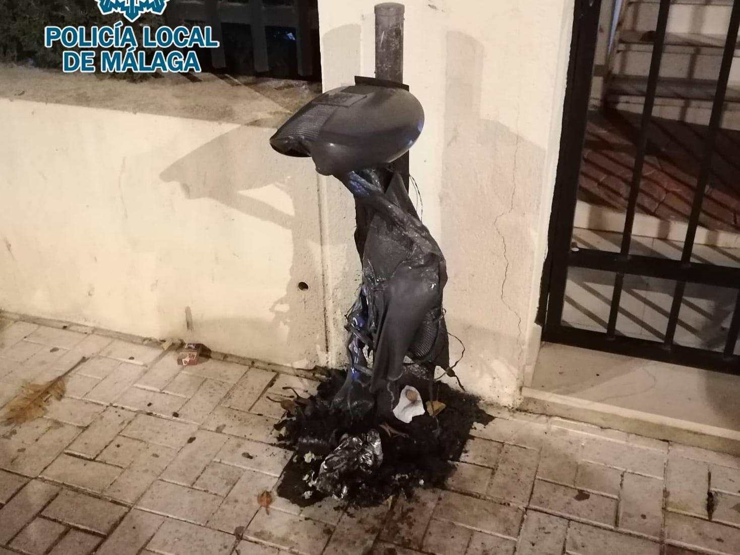 Una de las papeleras afectadas por el fuego