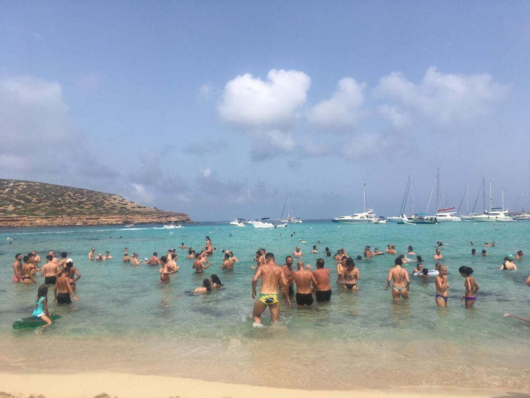 Imagen de archivo de turistas en una playa de Ibiza