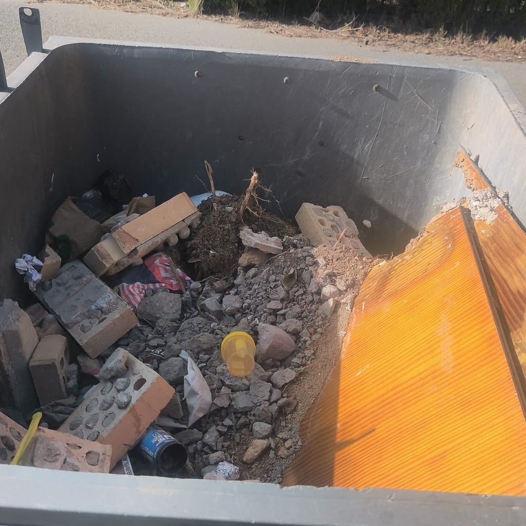 Escombros en los contenedores