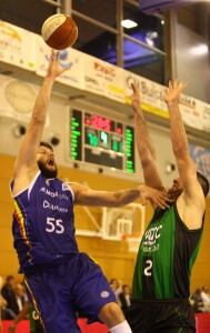 Ivanov (Morabanc Andorra) al rebot amb Suton (FIATC Joventut)