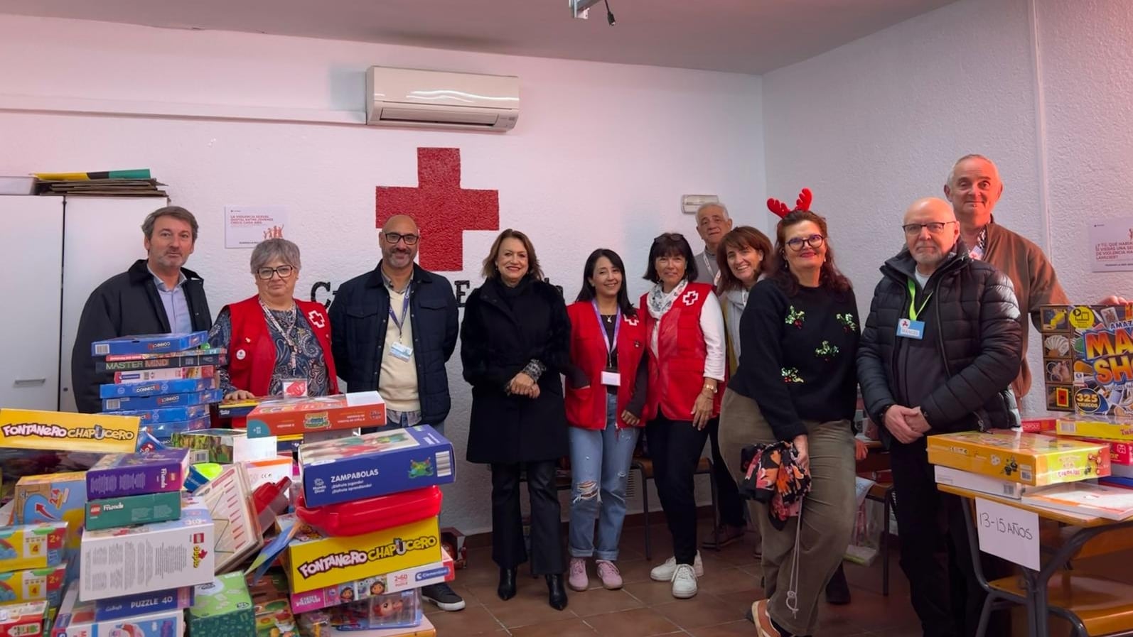 Voluntarios de Cruz Roja en la campaña de recogida de juguetes