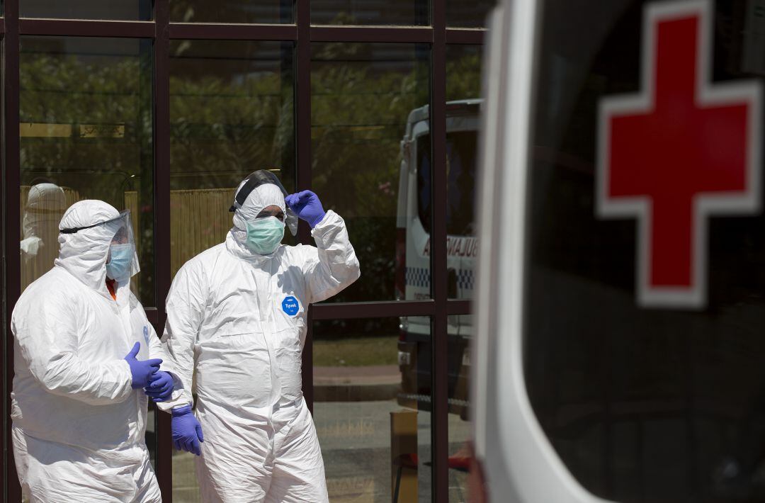 Dos operarios de Cruz Roja en una foto de archivo.