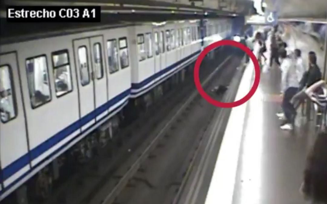 Captura del vídeo difundido por Metro de Madrid en el que una usuaria se cae al anden al ir mirando su móvil