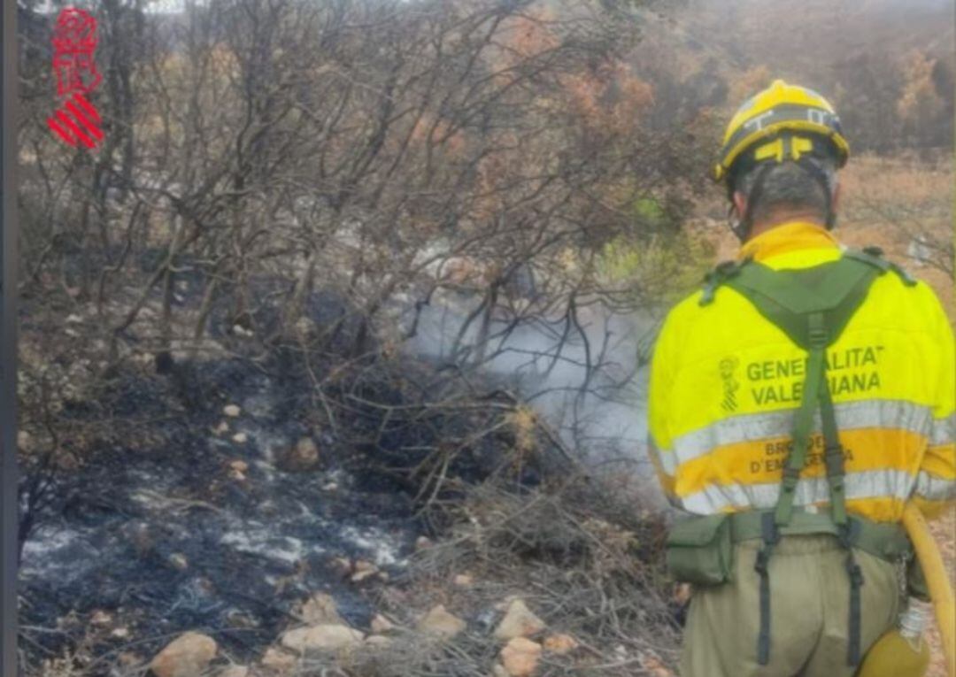 Un bombero en las labores de extinción del incendio de Azuébar