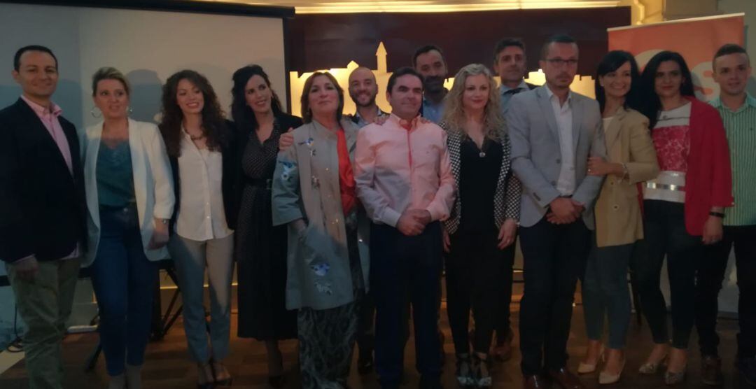 Miguel Moreno (centro) acompañado del resto de miembros de la candidatura.