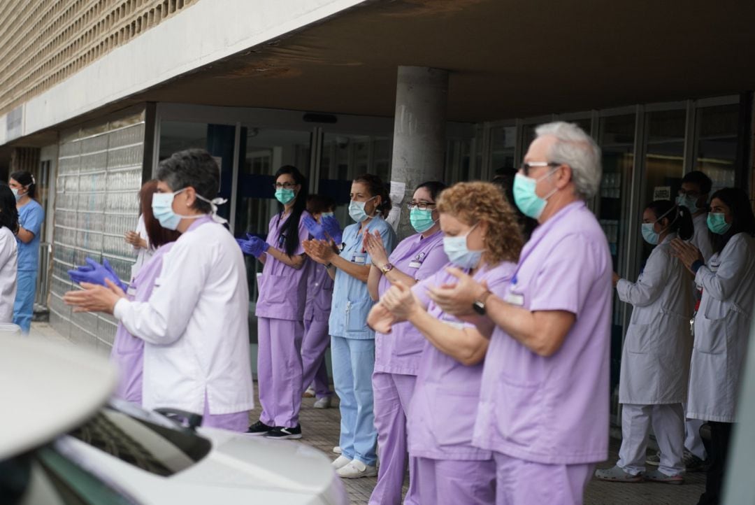 Archivo - Trabajadores de Osakidetza (servicio vasco de salud)  del Hospital de Galdakao aplauden en recuerdo a la enfermera de 52 años fallecida por Covid-19 donde desarrollaba su labor profesional en la sexta planta. El aplauso, acompañado también de 5