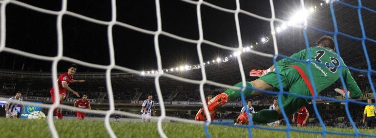 GRA703. SAN SEBASTIÁN, 19/09/2015.- El delantero del Espanyol Gerard Moreno (i) marca el penalti ante Olazábal (d), portero suplente de la Real Sociedad, durante el encuentro de la cuarta jornada de Liga en Primera División que se disputa hoy en el estadio de Anoeta, en San Sebastián. EFE/Javier Etxezarreta.