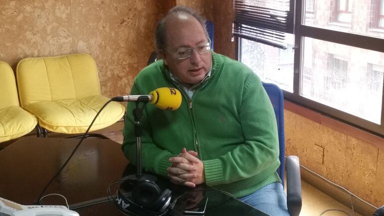 Eduardo Fernández, en los estudios de Radio Bierzo