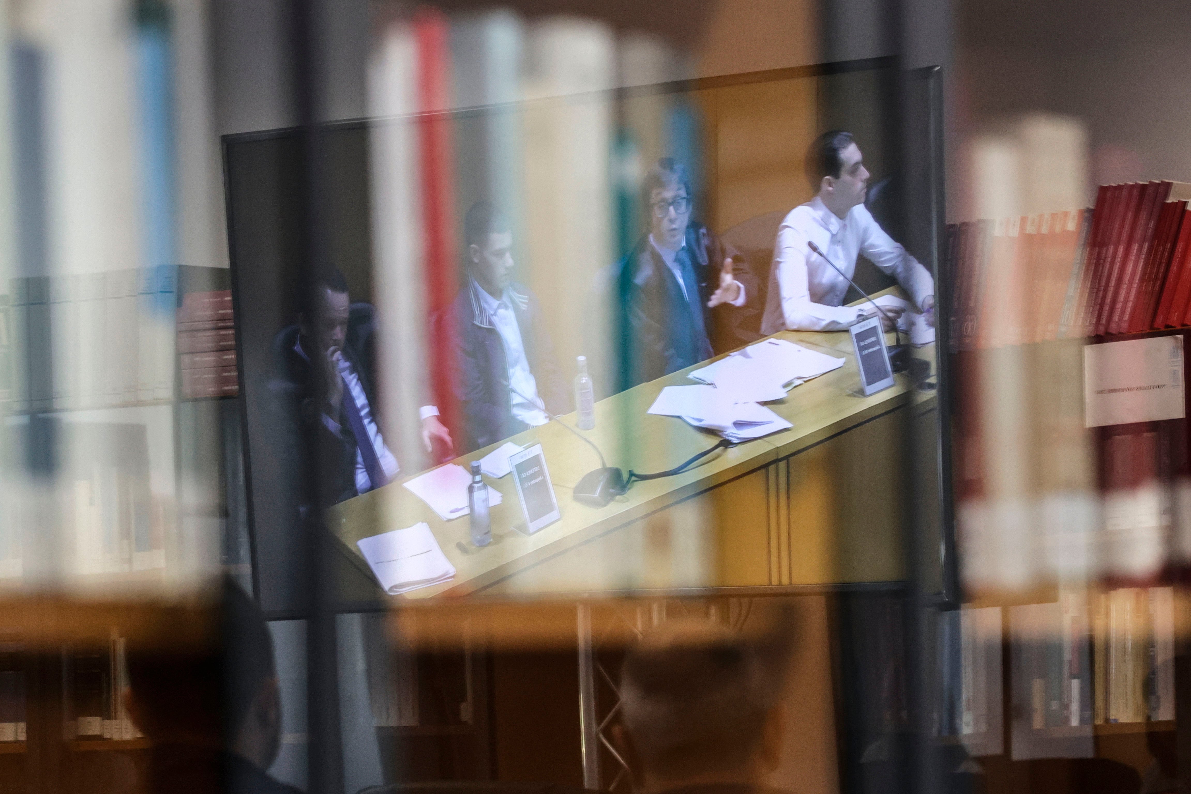 A CORUÑA, 22/10/24.- Una pantalla en la sala de prensa muestra a los acusados durante el juicio por el asesinato de Samuel Luiz con cinco acusados para los que la Fiscalía pide penas de entre 22 y 27 años de prisión al ver agravante de discriminación por orientación sexual.- EFE/ Cabalar
