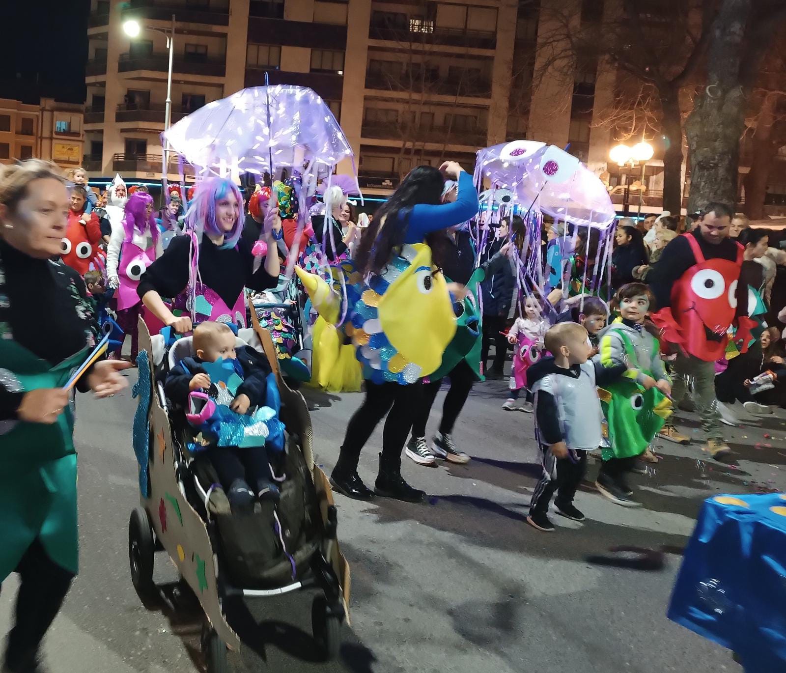 Desfile de Carnaval en Aranda 2023, AMPA Arco Iris disfraz Bajo el mar