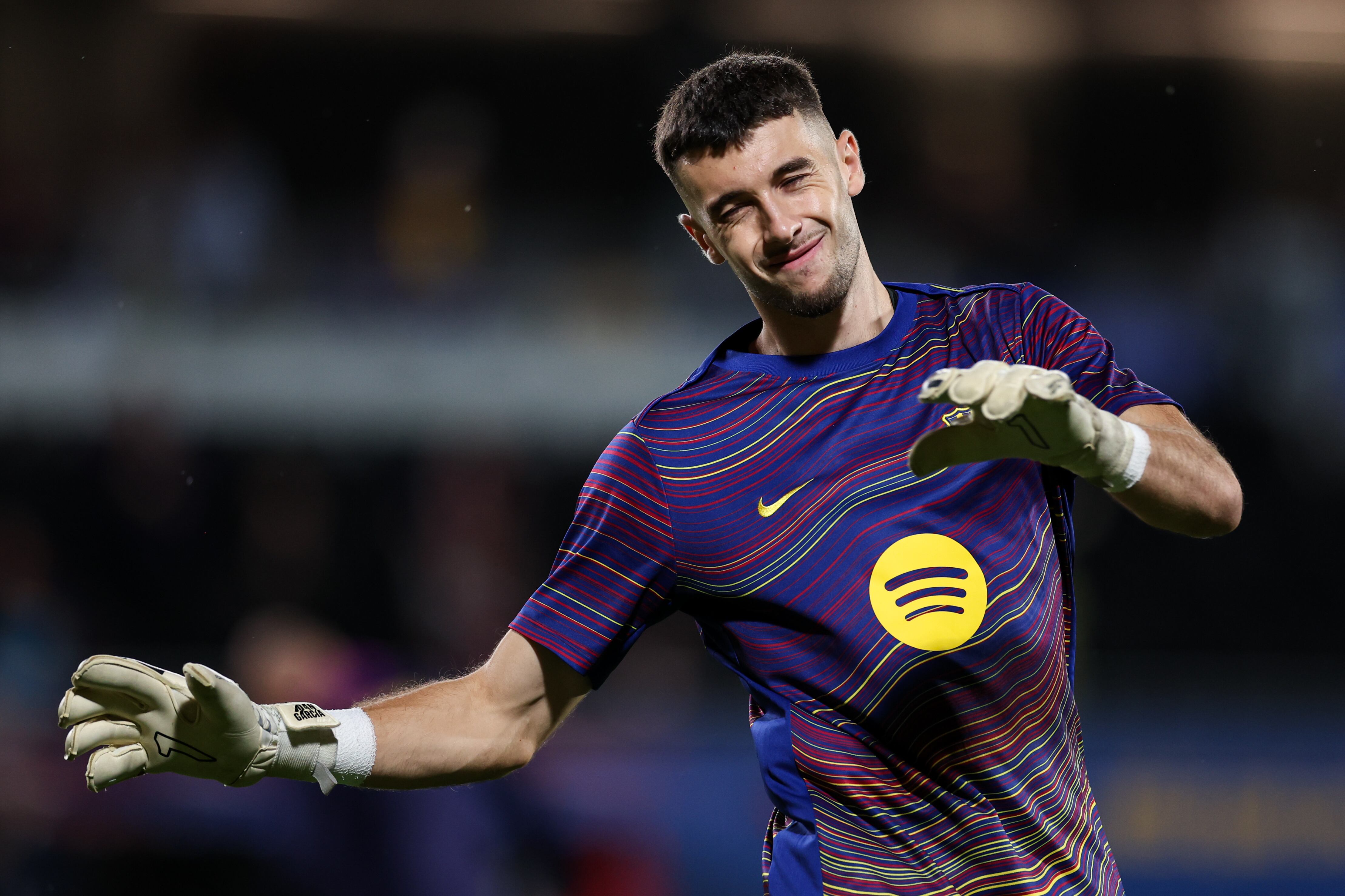 Joan García calienta antes de un partido con el Barça